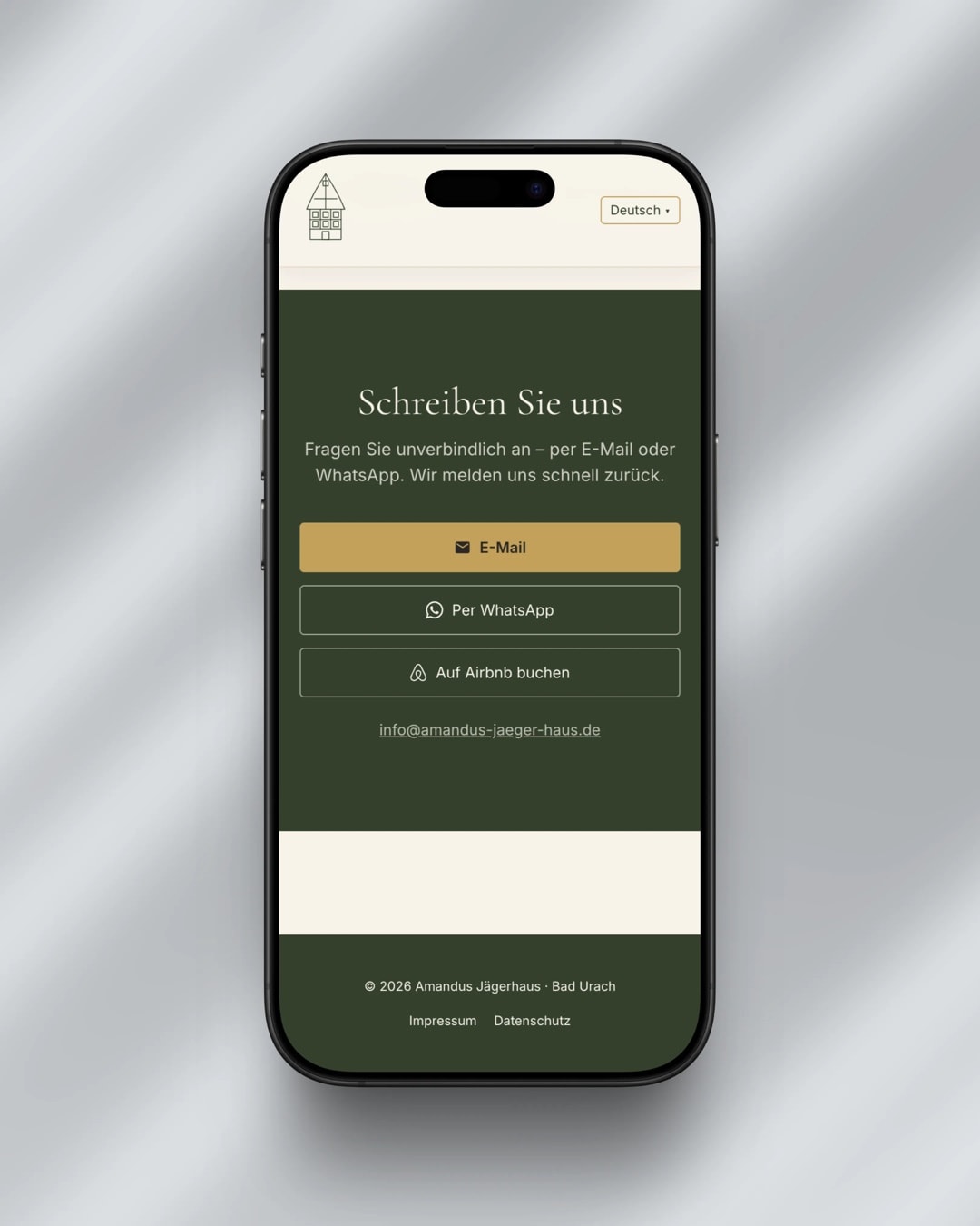 Mobile Kontaktansicht „Schreiben Sie uns“ mit E-Mail, WhatsApp und Airbnb