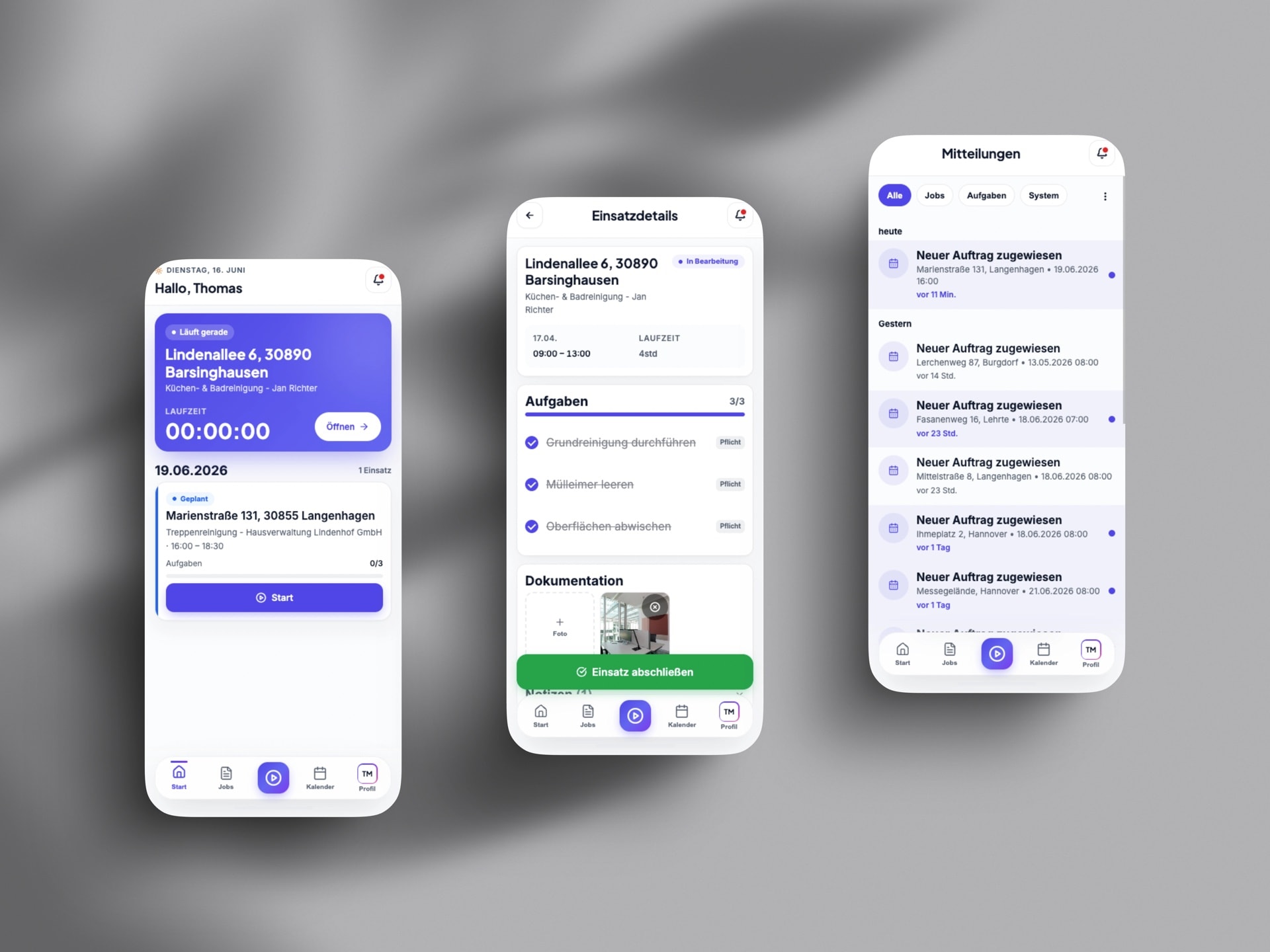 Die mobile Außendienst-App auf drei Smartphones: heutige Einsätze, Einsatzdetails mit Aufgabenliste und Mitteilungen