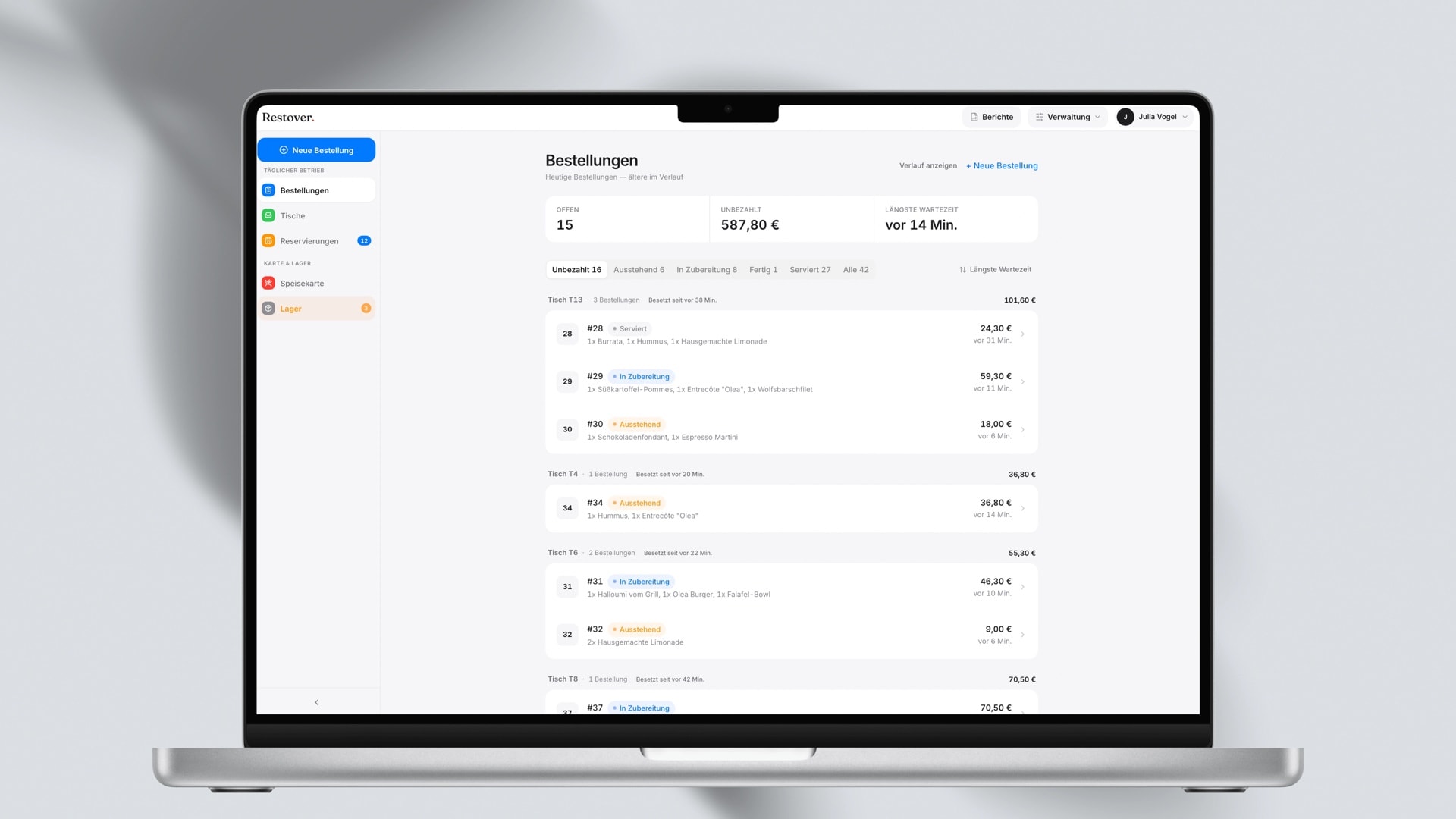 POS-Bestellliste auf einem MacBook mit Tischen, Status und Wartezeiten